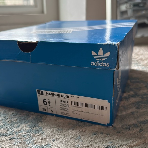 Adidas Originals Magmur Women’s White Runner Size 6.5 (runs large) - Picture 8 of 8